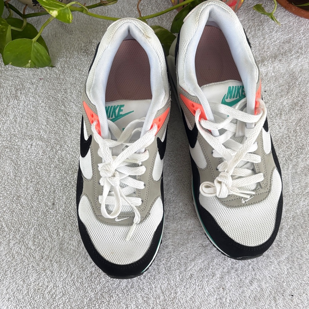Nike White and Gray Sneakers with Black and Green Highlights - Picture 8 of 8